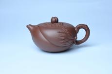 紫砂壶图片：美壶特惠 1993年国工杨军保精致特好紫泥蟠桃壶 - 全手工紫砂壶网