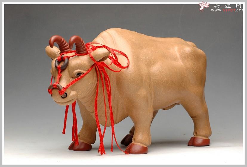 紫砂壶图片：丰收送金牛  精品雕塑长26cm - 美壶网