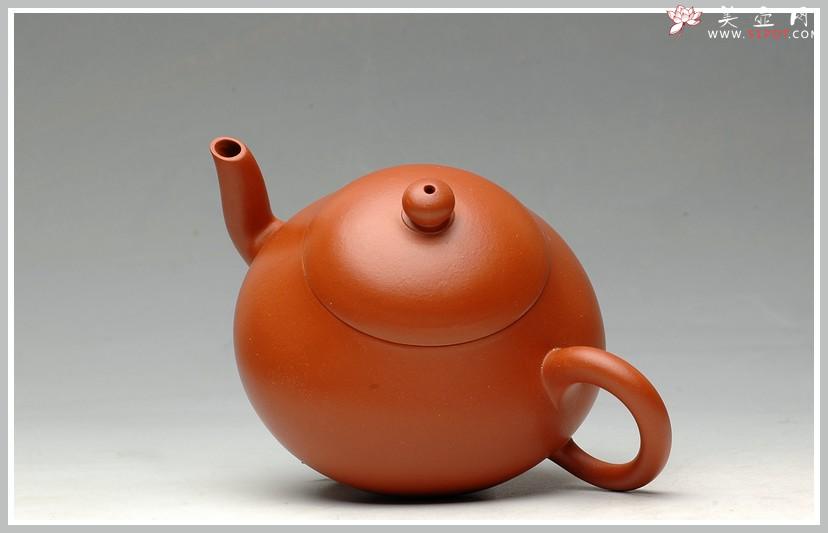 紫砂壶图片：古拙之味  全手朱泥梨形  手中无梨式，难以言茗事 - 美壶网