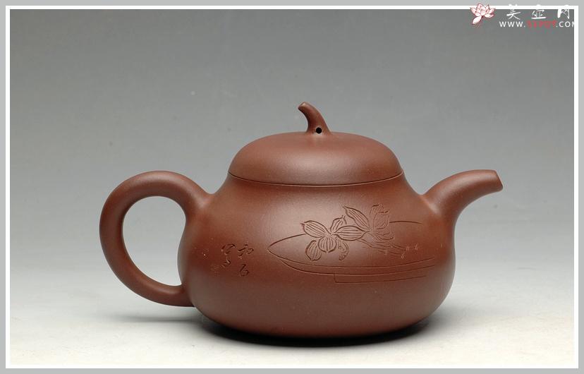 紫砂壶图片：【瑕疵特价】优雅之风 和石刻绘潘天寿兰花盘 全手紫泥茄段 - 美壶网