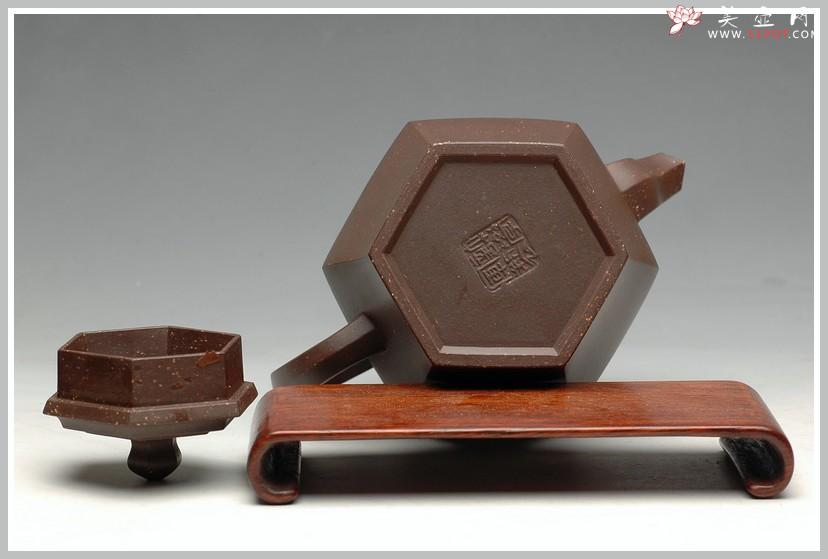 紫砂壶图片：庄严肃穆砂中佛 紫泥调砂 老味现 全手僧帽 - 美壶网