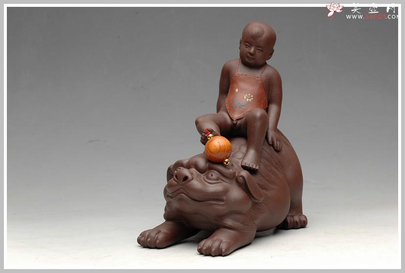 紫砂壶图片：栩栩如生 吉祥送福 财童戏狮 - 美壶网
