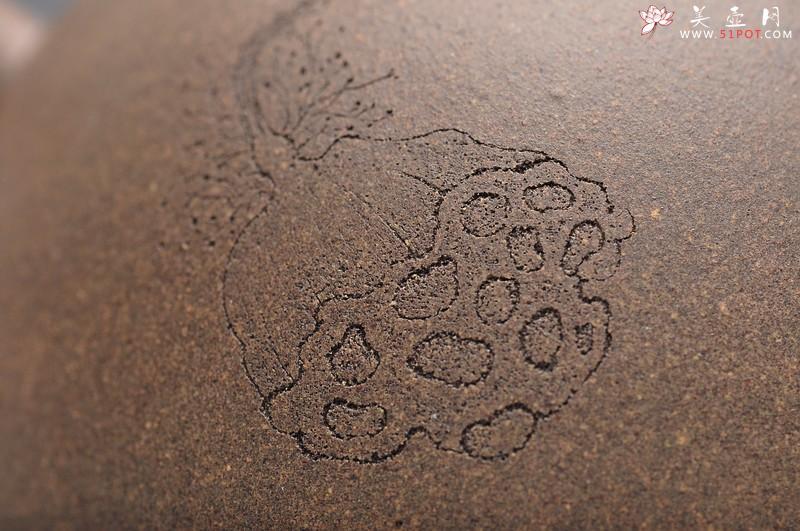 紫砂壶图片：经典中的经典 墨陶刻绘精品莲蓬鸟 万工经典之作 全手莲蓬龙蛋 新年龙运亨通 - 美壶网