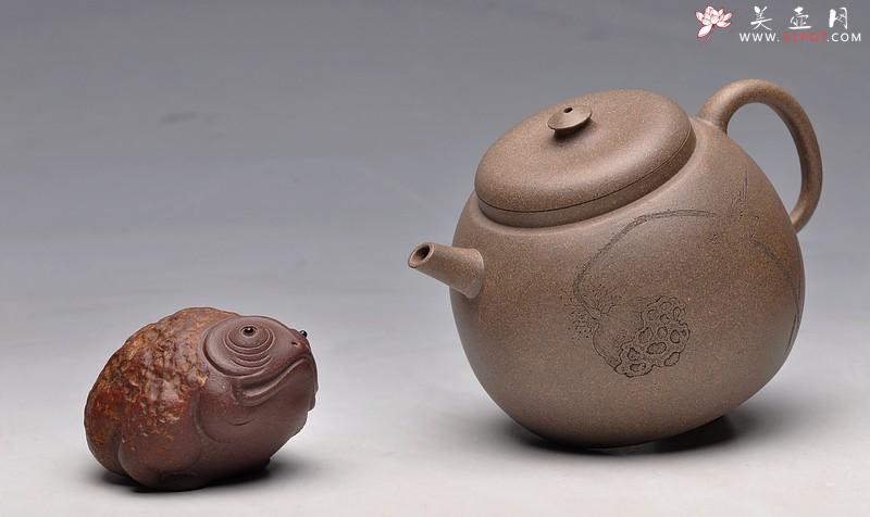 紫砂壶图片：经典中的经典 墨陶刻绘精品莲蓬鸟 万工经典之作 全手莲蓬龙蛋 新年龙运亨通 - 美壶网