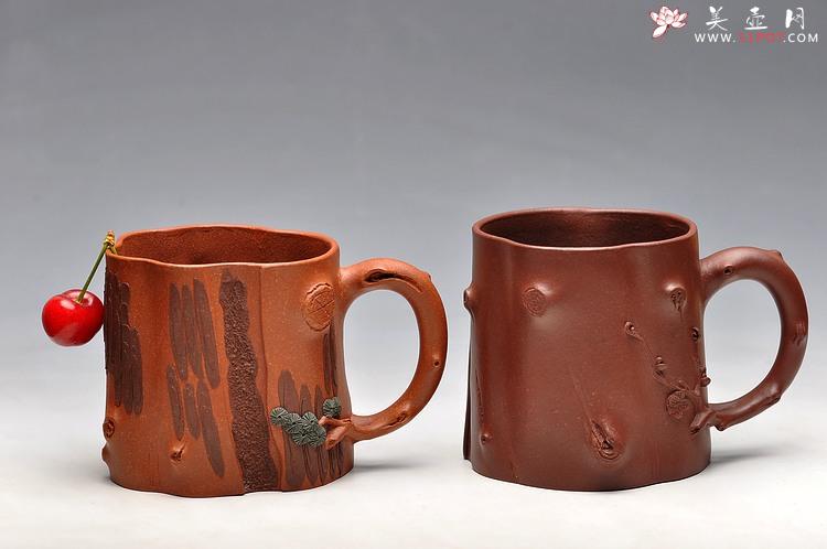 紫砂壶图片：一对松梅搭配：） 降坡泥和地槽青 全手梅花单杯 - 美壶网