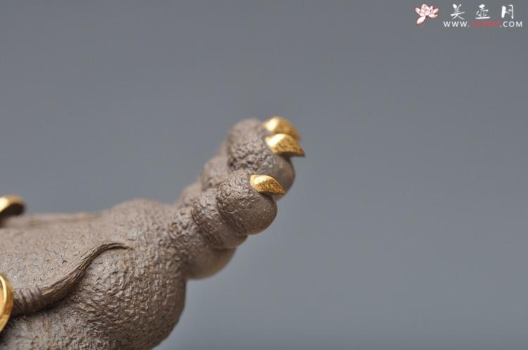 紫砂壶图片：紫砂摆件 范志锋茶宠【红眼镜12公分金钱多多金蟾】24K黄金包真品 - 美壶网