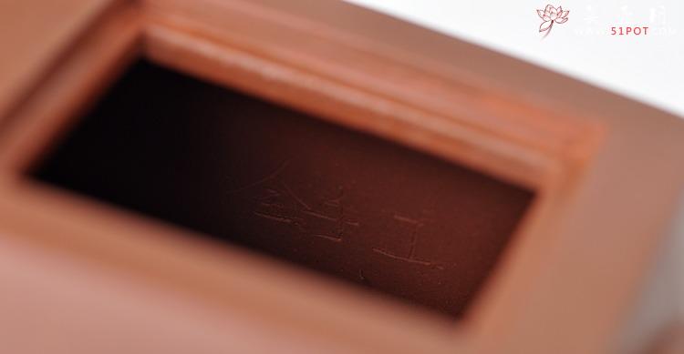 紫砂壶图片：气势凛然 剑流身如城 李昌鸿大师装饰 全手升方壶 - 美壶网