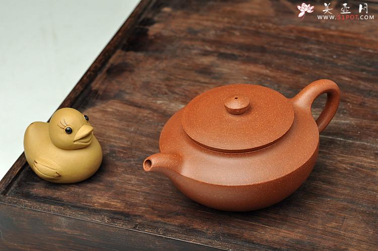 紫砂壶图片：曲峰经典作品 实用精工 降坡泥汉扁 线条流畅 - 美壶网