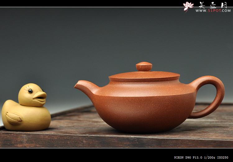 紫砂壶图片：曲峰经典作品 实用精工 降坡泥汉扁 线条流畅 - 美壶网