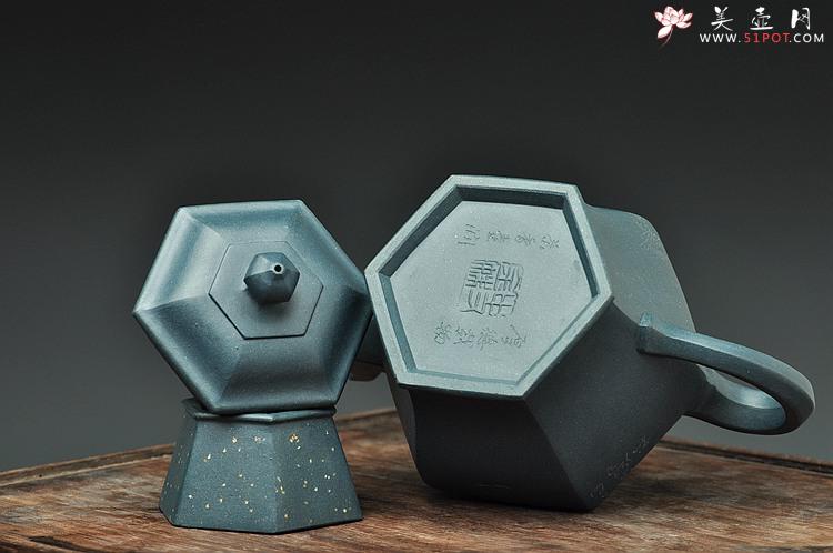 紫砂壶图片：国大师李昌鸿装饰  全手六方 墨绿泥 挺拔俊秀 史金妹经典代表作 - 美壶网
