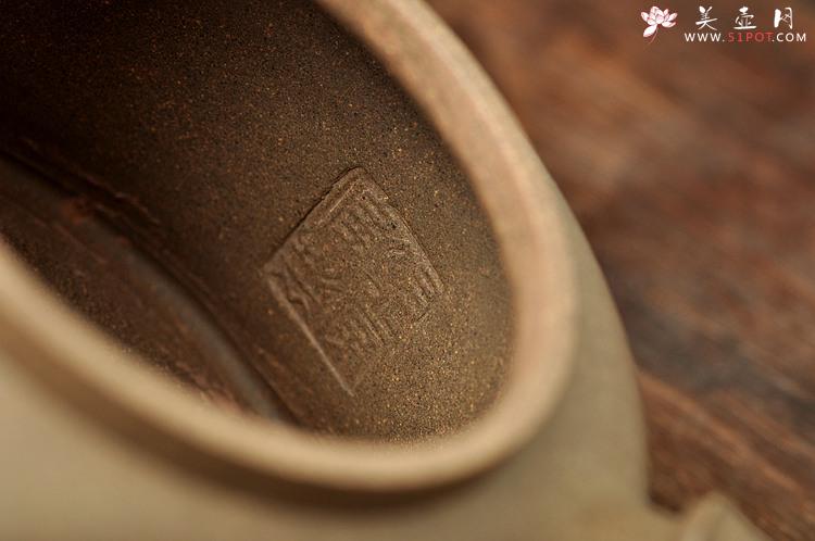 紫砂壶图片：古韵十足 典雅大方 国助工和石装饰 全手玉龙禅钟 - 美壶网