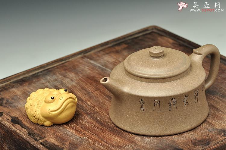 紫砂壶图片：古韵十足 典雅大方 国助工和石装饰 全手玉龙禅钟 - 美壶网