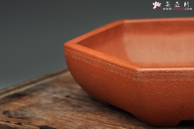 紫砂壶图片：张秋平全手六方花盆 回纹装饰 - 美壶网