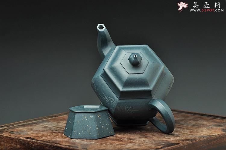 紫砂壶图片：国大师李昌鸿装饰  全手六方 墨绿泥 挺拔俊秀 史金妹经典代表作 - 美壶网