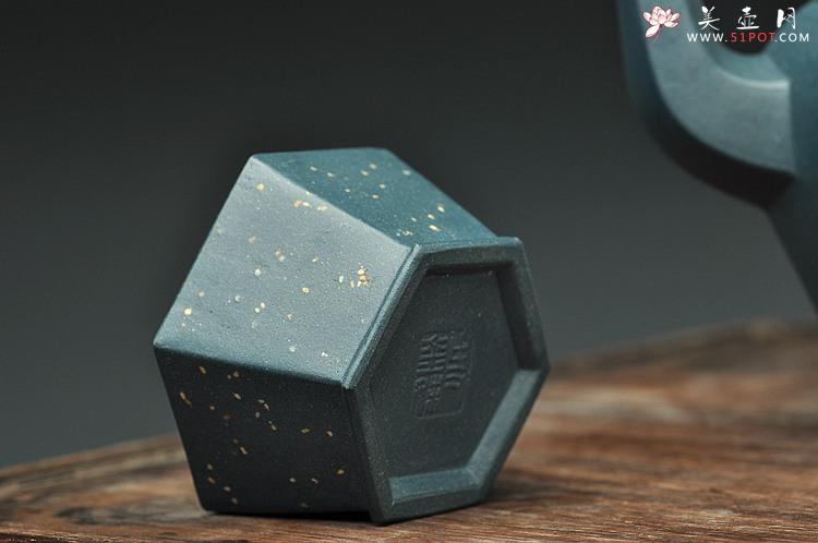 紫砂壶图片：国大师李昌鸿装饰  全手六方 墨绿泥 挺拔俊秀 史金妹经典代表作 - 美壶网