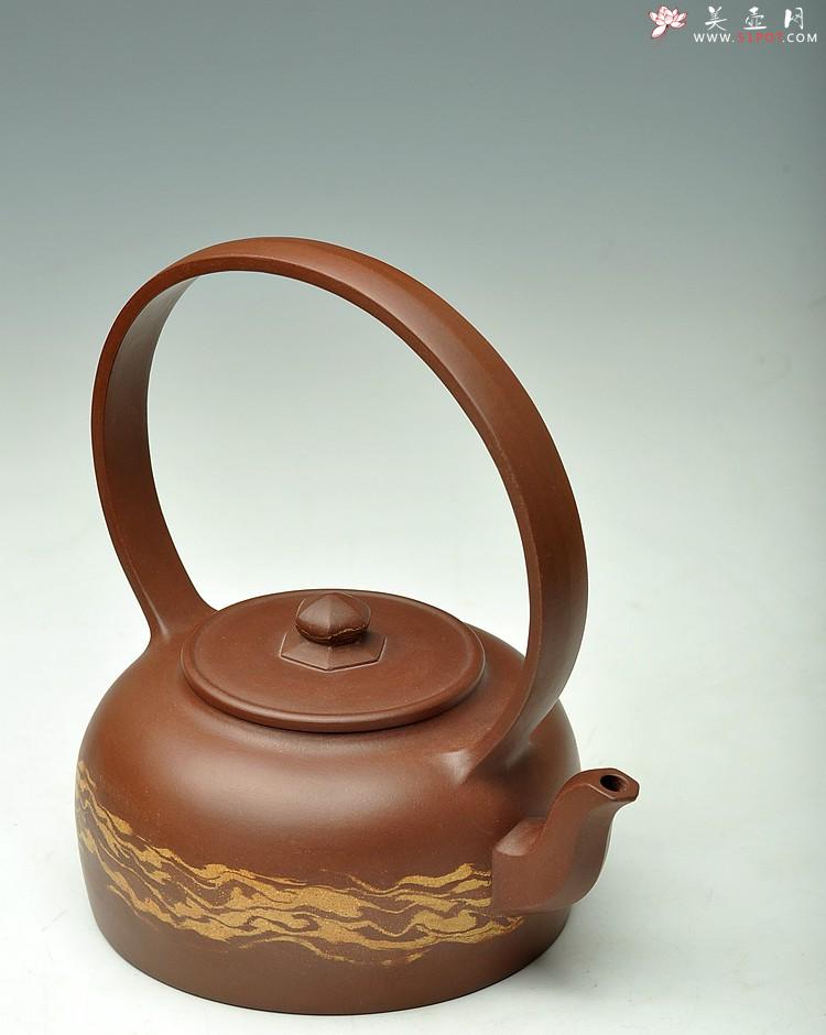 紫砂壶图片：闵祥君癸巳年扛鼎之作 全手超大品大彬提梁 通透绞泥之行云流水 动感十足 - 美壶网