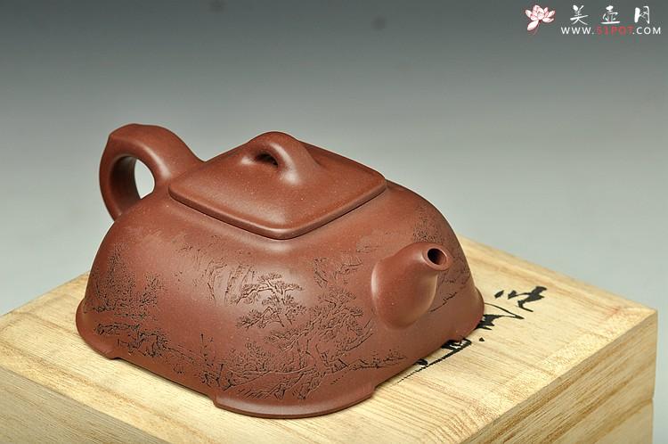 紫砂壶图片：邵雪群精心装饰通景山水  全手福临四方 温润敦厚 - 美壶网