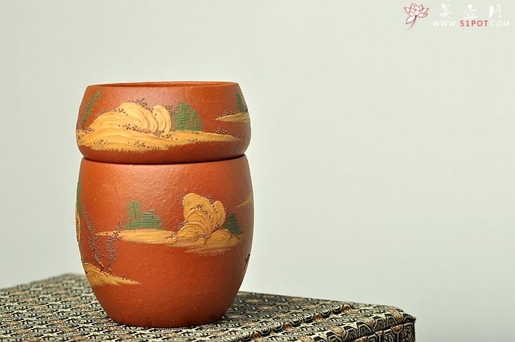 紫砂壶图片：泥绘通景山水 老朱泥对杯 相映得趣 - 美壶网