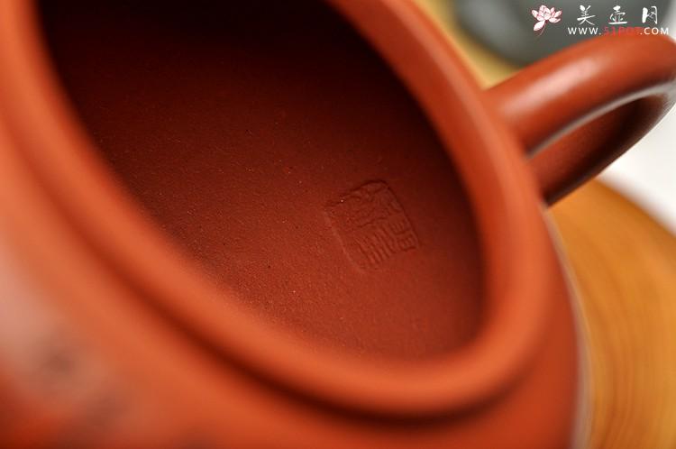 紫砂壶图片：林良丰装饰 黄玲玲执刀 瞿斌文人壶系列之全手平盖莲子 清灵秀美 - 美壶网