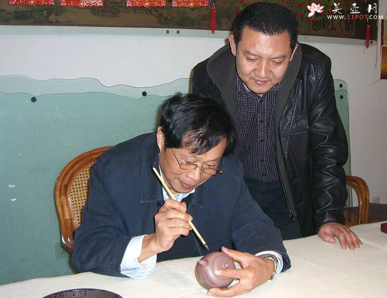 紫砂壶图片：王建源、王宝鹏联袂装饰 黄玲玲执刀 瞿斌全手新品 君缘 文人壶 - 美壶网