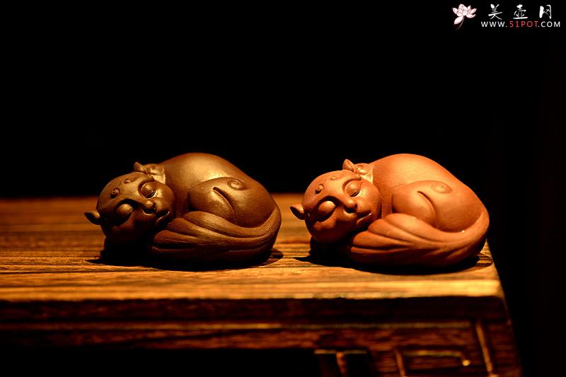 紫砂壶图片：栩栩如生 睡狸o(∩_∩)o  精品茶宠 - 美壶网