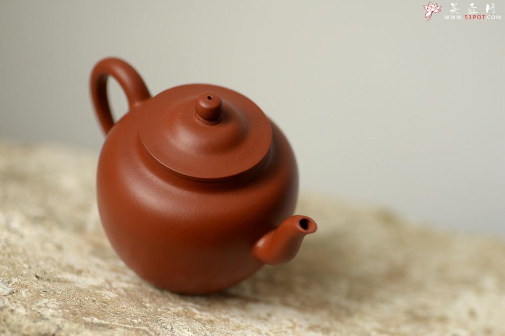 紫砂壶图片：曲峰精工力作 线条流畅  娇艳可人 朱泥笠帽 - 美壶网