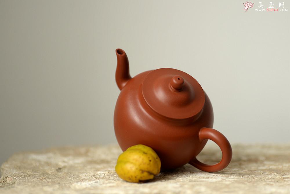 紫砂壶图片：曲峰精工力作 线条流畅  娇艳可人 朱泥笠帽 - 美壶网
