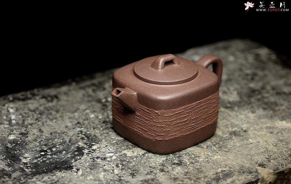 紫砂壶图片：国家级助理美术师唐文全手作品 优质青灰泥 新颖装饰 全手四方戏砂 - 美壶网