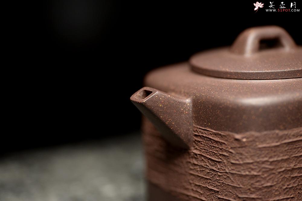 紫砂壶图片：国家级助理美术师唐文全手作品 优质青灰泥 新颖装饰 全手四方戏砂 - 美壶网