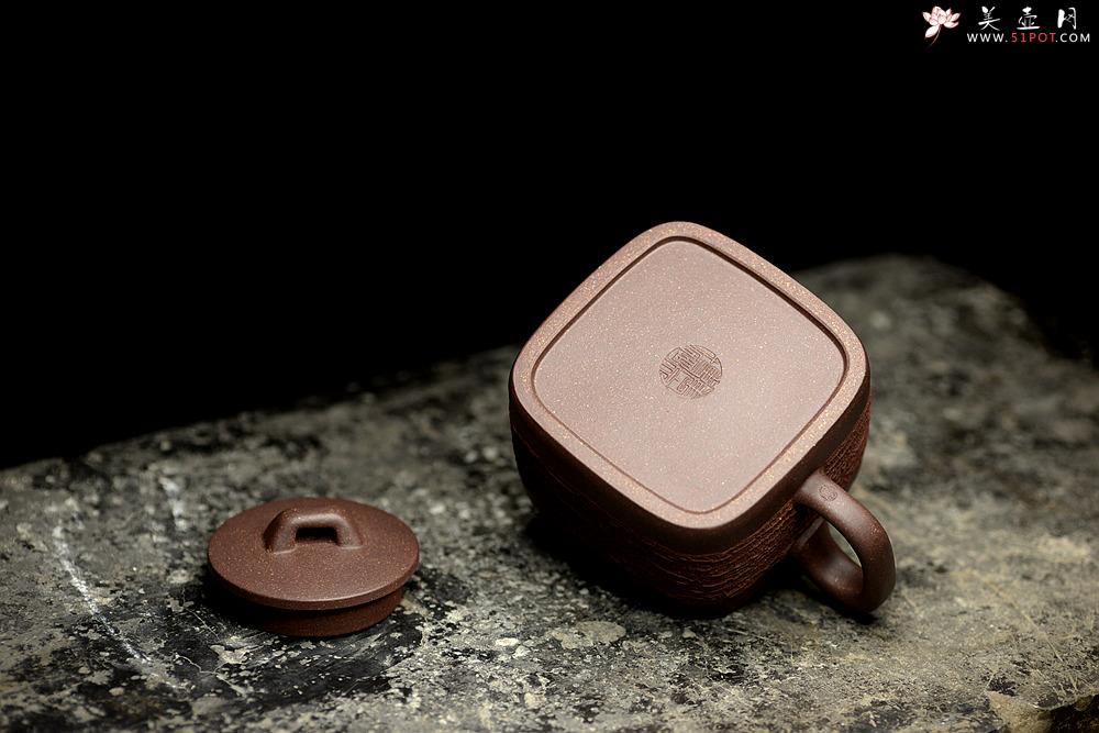 紫砂壶图片：国家级助理美术师唐文全手作品 优质青灰泥 新颖装饰 全手四方戏砂 - 美壶网