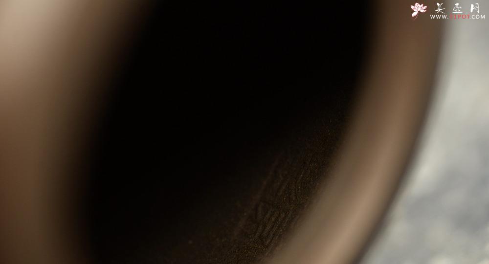 紫砂壶图片：国师和石精心装饰 邵家俊全手青段大归隐 浑厚古朴 文气雅致 - 美壶网