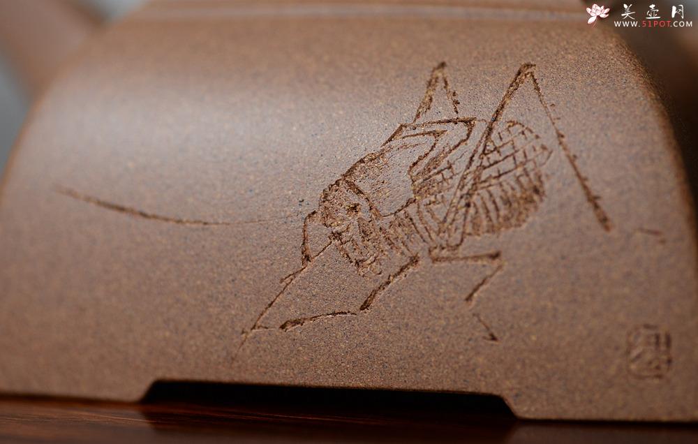 紫砂壶图片：何卫枫全手新作 陆轶舟文气装饰 雅筑小四方 原矿七彩段泥 - 美壶网