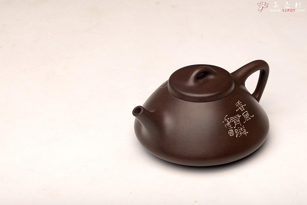 紫砂壶图片：陆轶舟精心装饰 汤红专代表作全手子冶石瓢 骨肉均挺 一厂黑星土 儒雅文气 - 美壶网