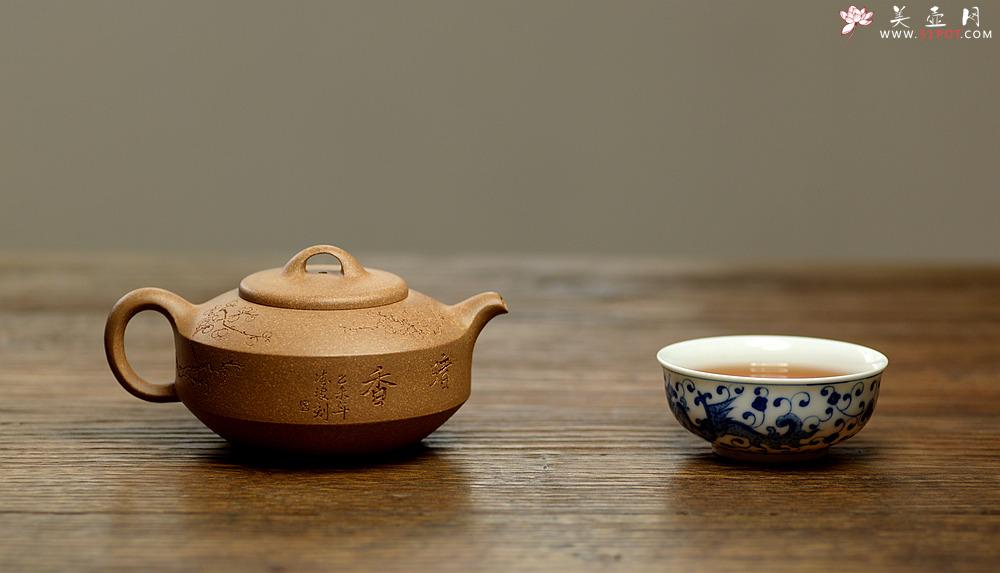 紫砂壶图片：国助工唐文作品  国助工袁德波装饰通转梅花 优质段泥 传统器形 扁石 - 美壶网