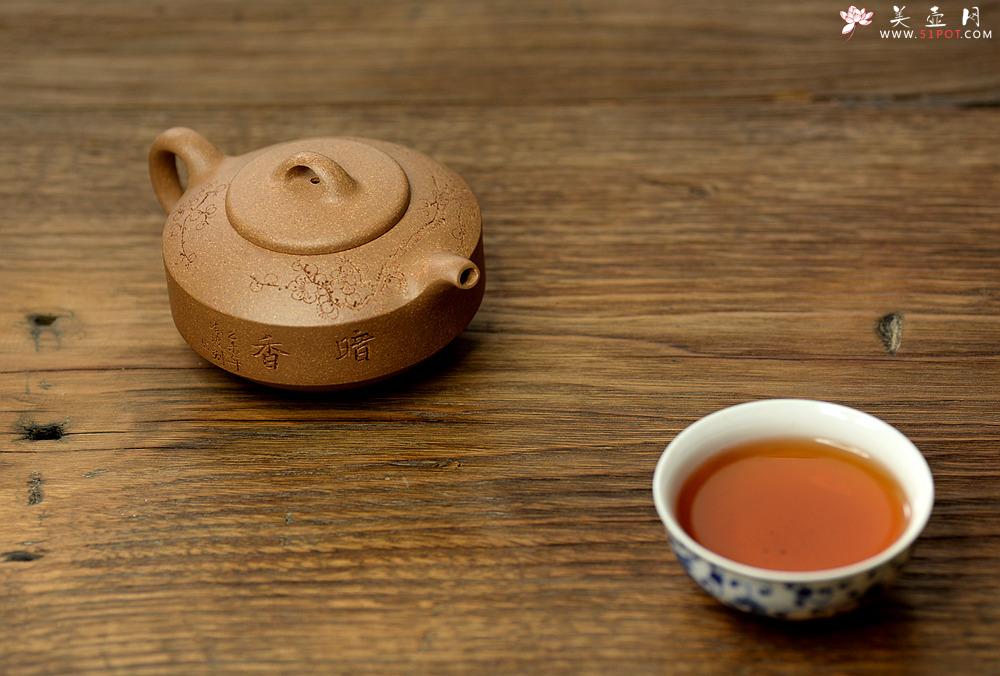 紫砂壶图片：国助工唐文作品  国助工袁德波装饰通转梅花 优质段泥 传统器形 扁石 - 美壶网