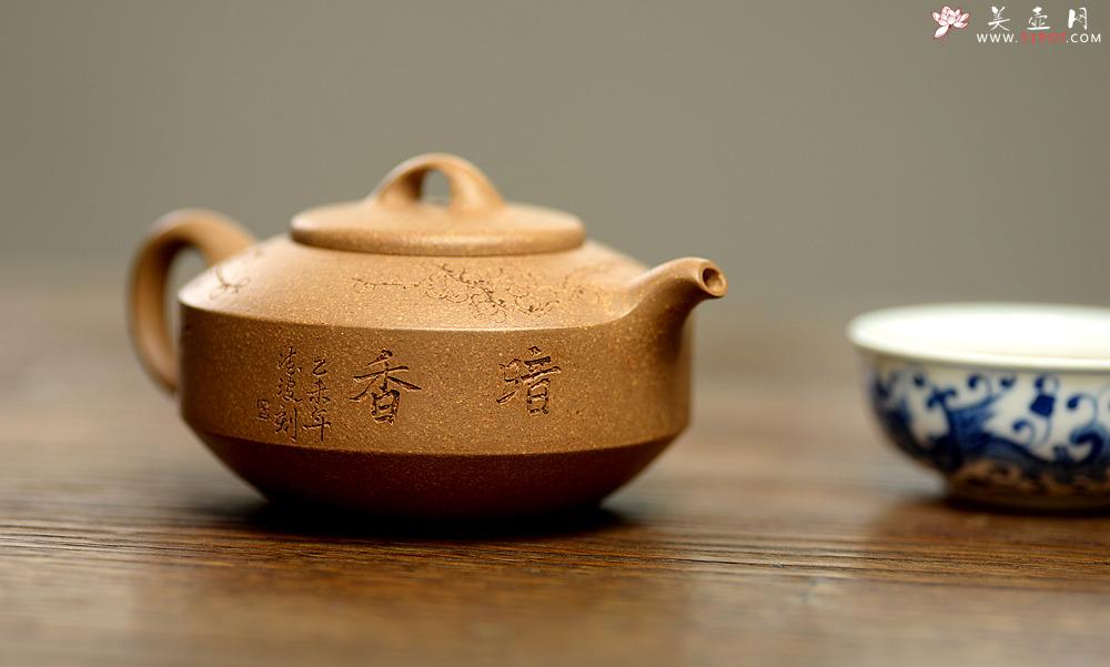 紫砂壶图片：国助工唐文作品  国助工袁德波装饰通转梅花 优质段泥 传统器形 扁石 - 美壶网