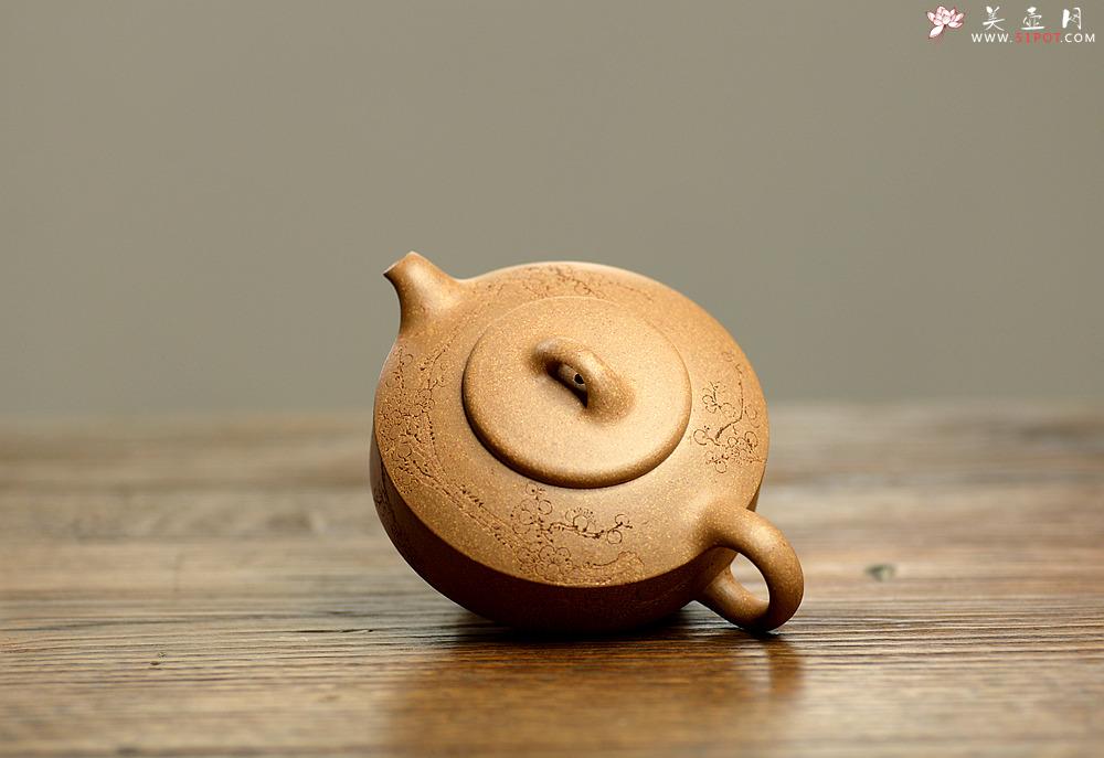 紫砂壶图片：国助工唐文作品  国助工袁德波装饰通转梅花 优质段泥 传统器形 扁石 - 美壶网