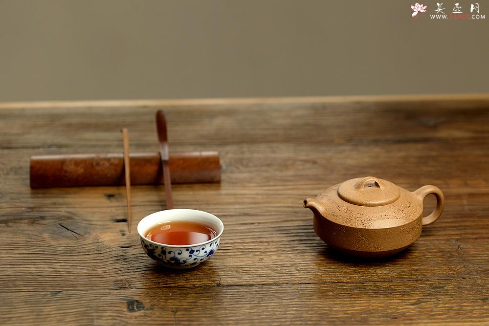 紫砂壶图片：国助工唐文作品  国助工袁德波装饰通转梅花 优质段泥 传统器形 扁石 - 美壶网