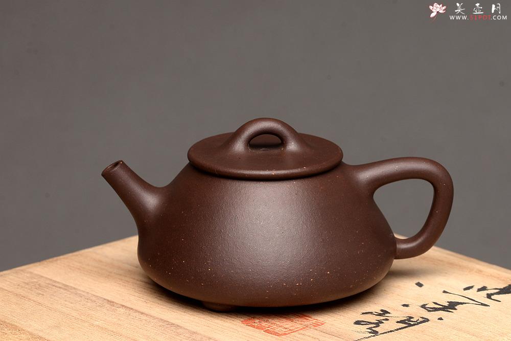 紫砂壶图片：难得老紫泥 仅此一把 周路健全手精品 骨肉均挺 全手小子冶石瓢 - 美壶网