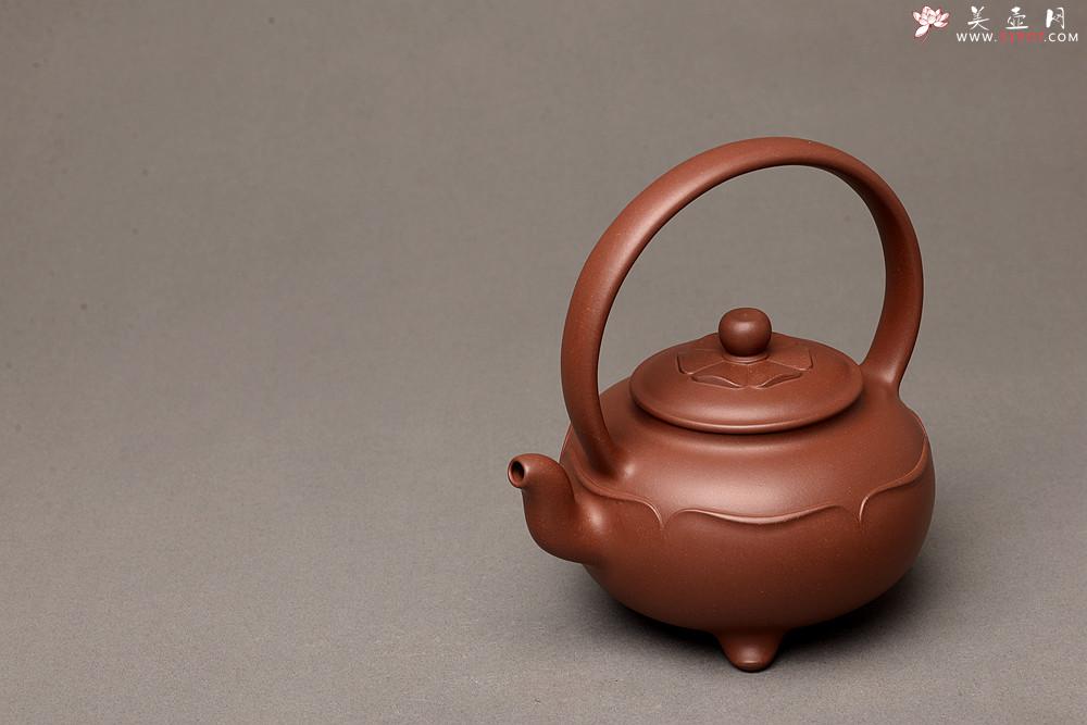 紫砂壶图片：储俊伟乙未精工佳作 油润底槽青 全手三足宝莲提梁 霸气十足 做工精致  - 美壶网