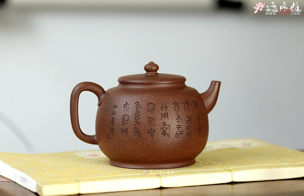 紫砂壶图片：紫泥调砂 金石浓郁 文气之作 全手蕴香 国工和石精刻 - 美壶网