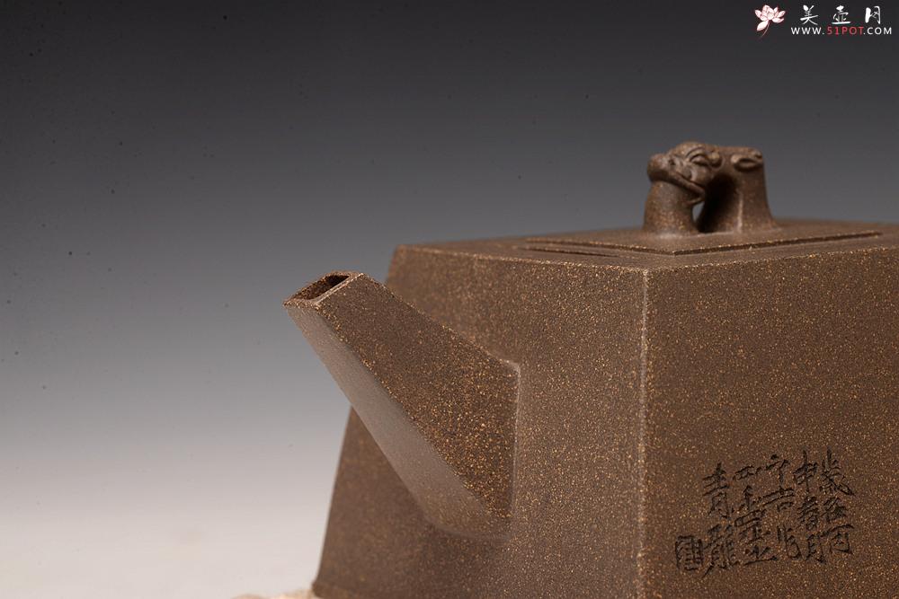 紫砂壶图片：何卫枫新作 陆轶舟装饰 文气耐品~ 全手龙顶四方 优质青段 - 美壶网