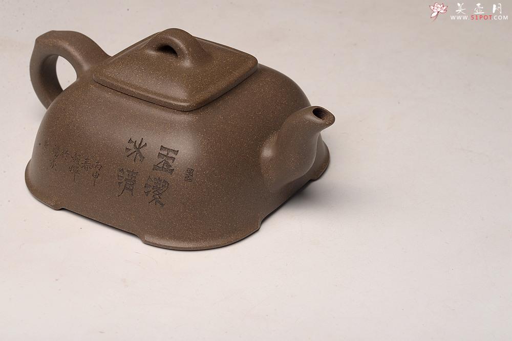 紫砂壶图片：陶刻实力派赵辉装饰  稳重大气 全手墩方 何卫枫经典代表作 做工精致 - 美壶网