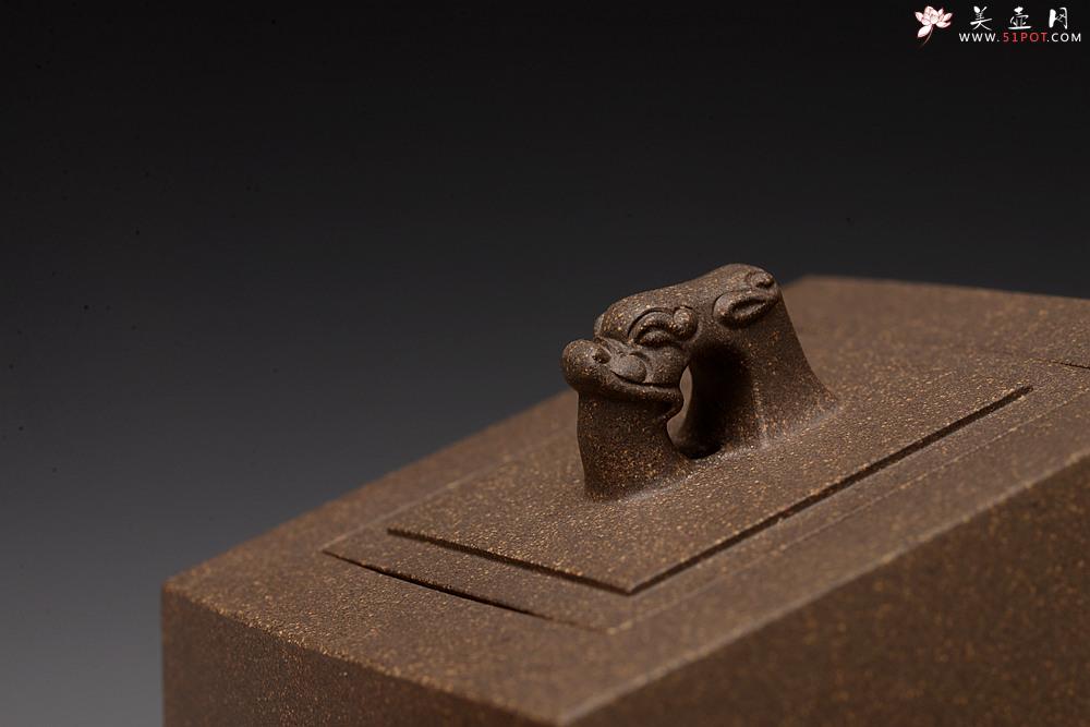 紫砂壶图片：何卫枫新作 陆轶舟装饰 文气耐品~ 全手龙顶四方 优质青段 - 美壶网