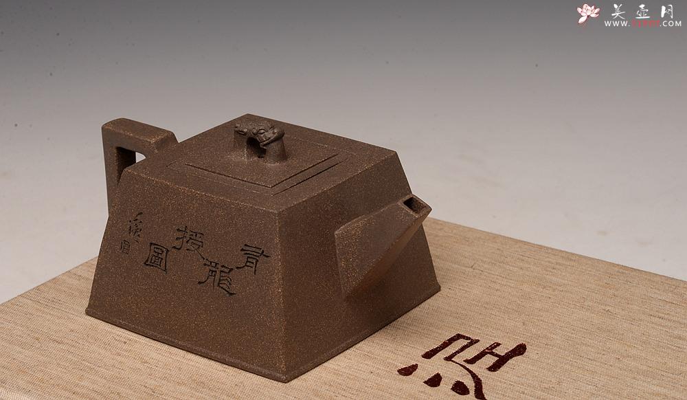 紫砂壶图片：何卫枫新作 陆轶舟装饰 文气耐品~ 全手龙顶四方 优质青段 - 美壶网