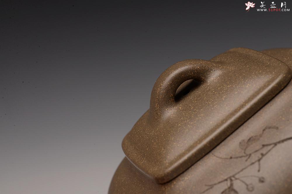 紫砂壶图片：陶刻实力派赵辉装饰  稳重大气 全手墩方 何卫枫经典代表作 做工精致 - 美壶网