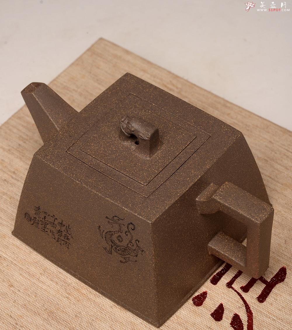 紫砂壶图片：何卫枫新作 陆轶舟装饰 文气耐品~ 全手龙顶四方 优质青段 - 美壶网