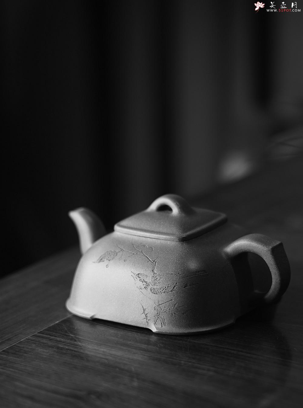 紫砂壶图片：陶刻实力派赵辉装饰  稳重大气 全手墩方 何卫枫经典代表作 做工精致 - 美壶网