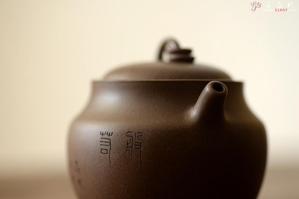 紫砂壶图片：造型新颖 耐品可人 全手青段禅钟 国师和石装饰 - 美壶网