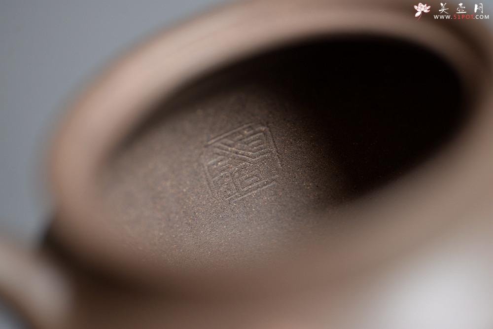 紫砂壶图片：造型新颖 耐品可人 全手青段禅钟 国师和石装饰 - 美壶网